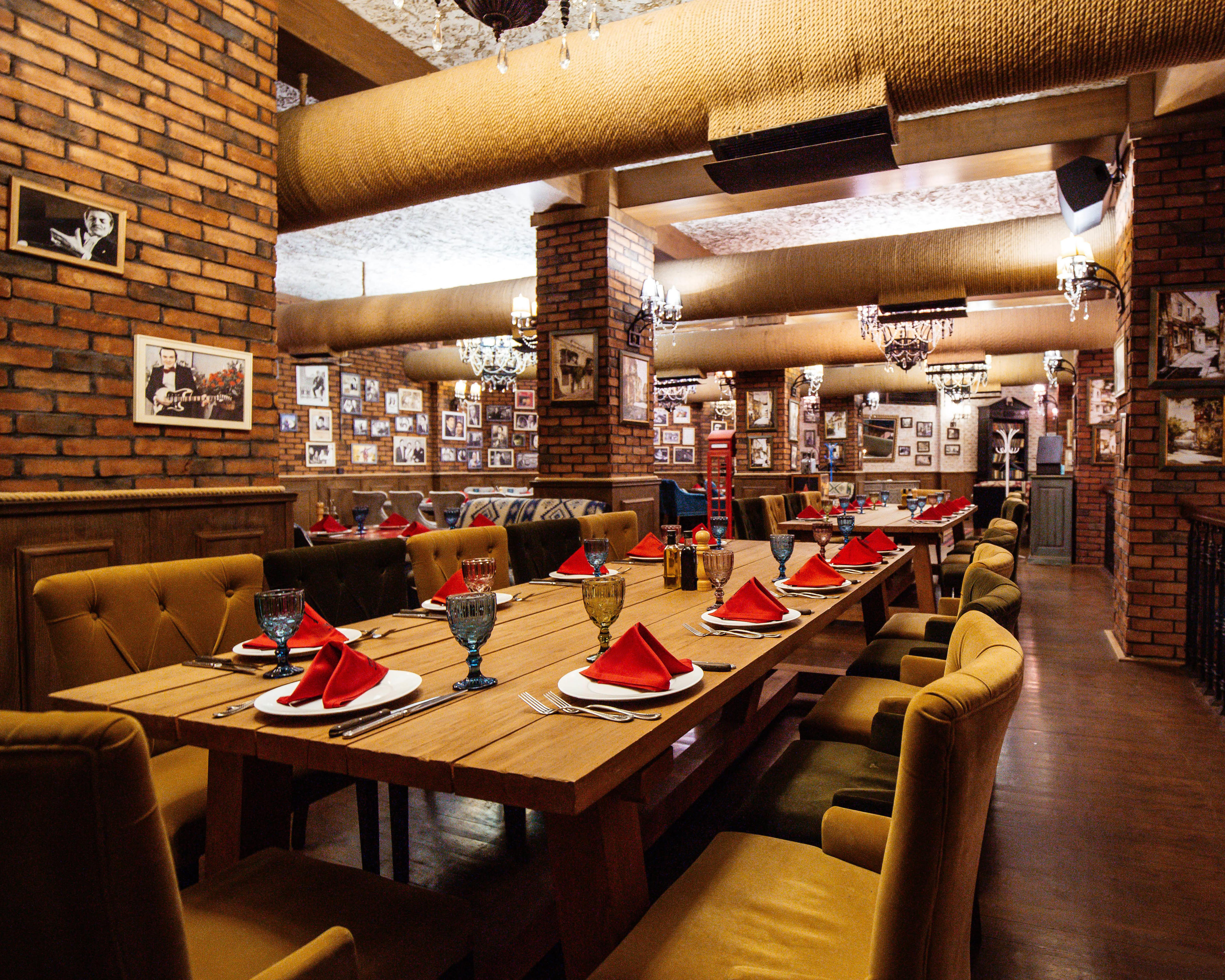 Salle du restaurant Le Manguier à Conakry, tables en bois et ambiance chaleureuse