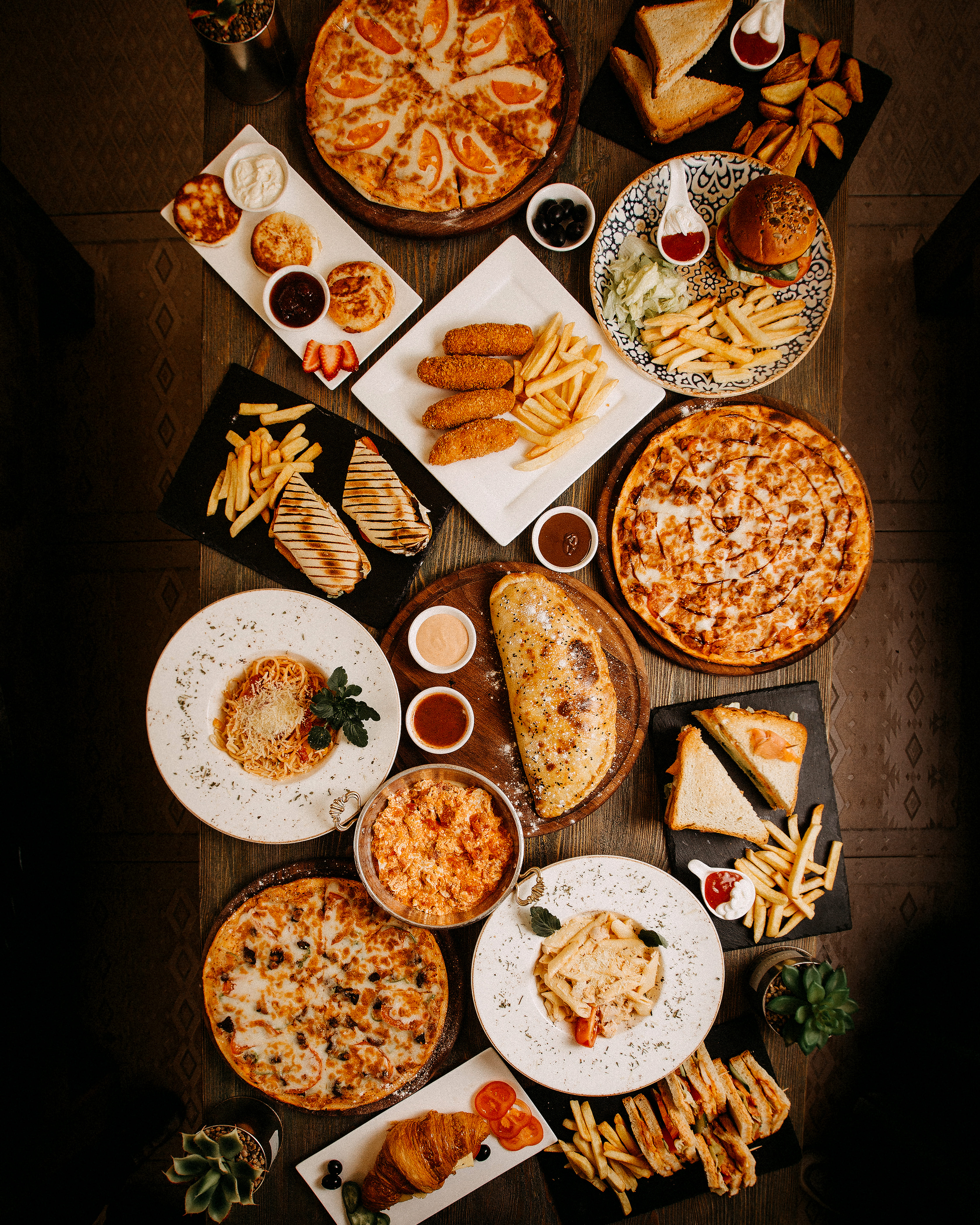 Vue du dessus d'une sélection de plats africains servis au Manguier